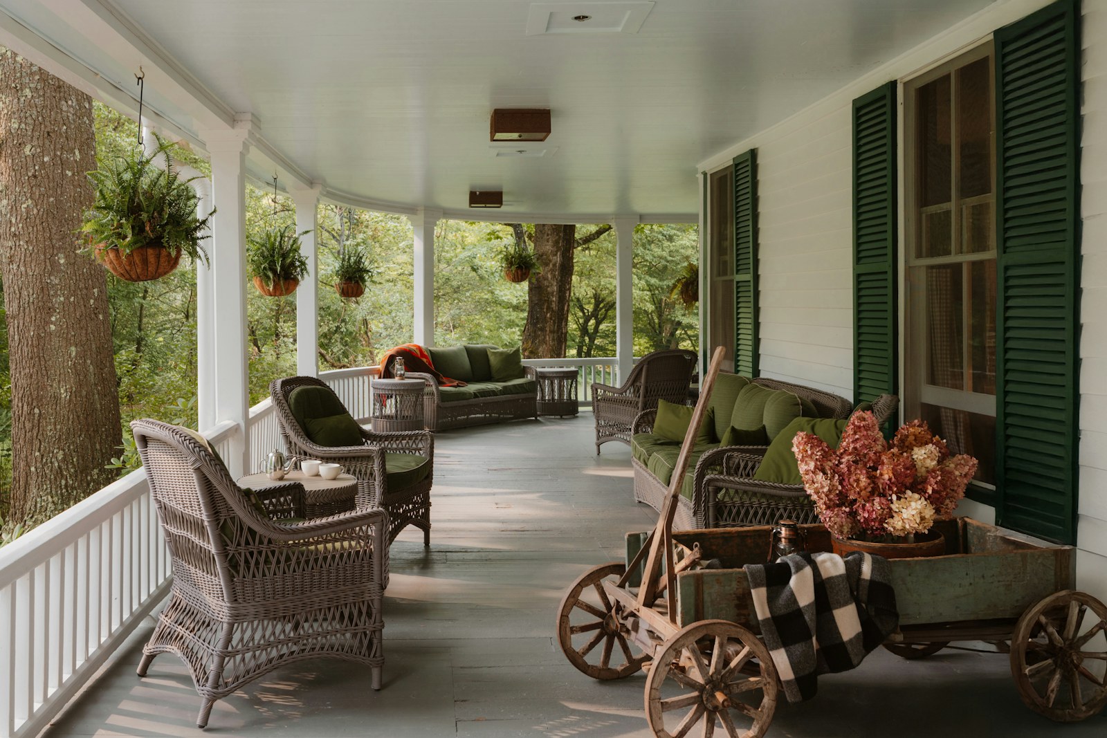 Southern home with wraparound porch in Daphne, Alabama